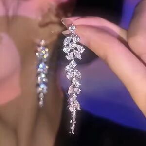 Amelie - Shiny Crystals Long Dangle Earrings.HOT ITEM